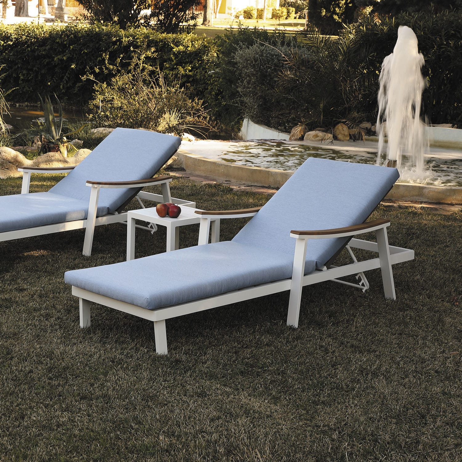 Moderne Sonnenliege CRETA ARKIMUEBLE Stoff Aluminium für Garten