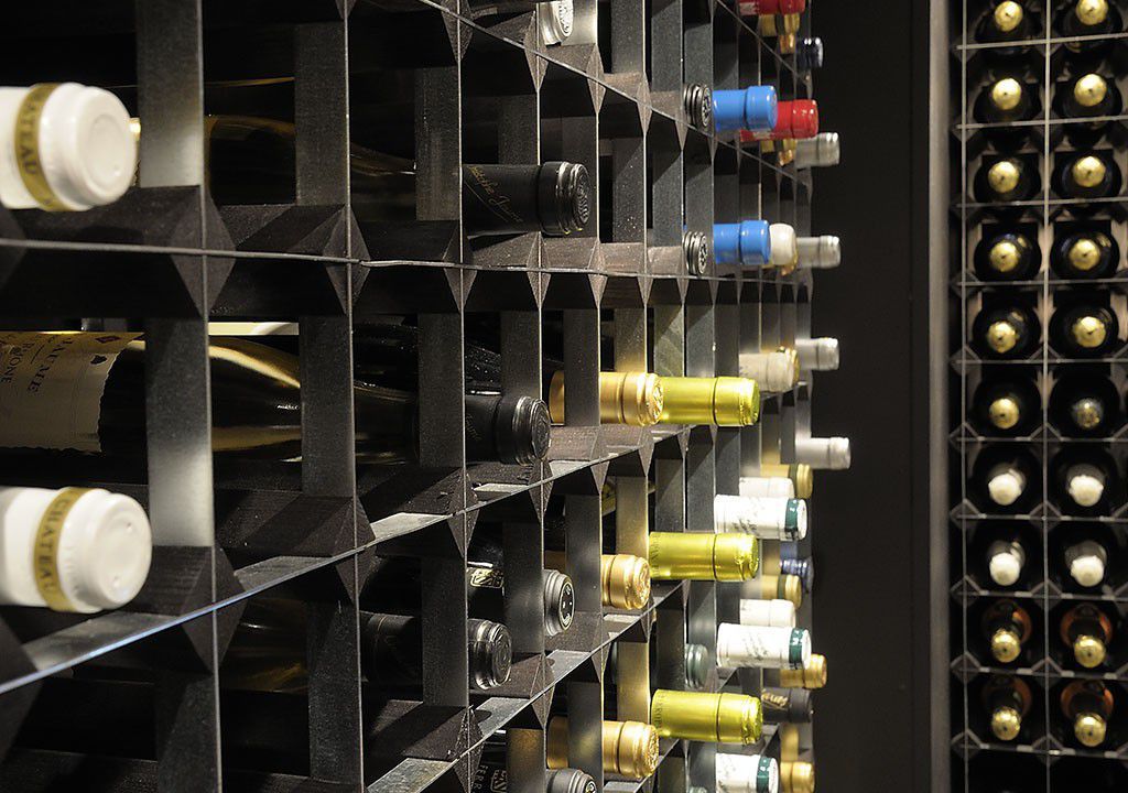 Das Restaurant und die Lounge werden durch ein Sonnensegel geschützt