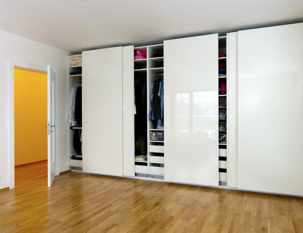 Moderner kleiderschrank / glas / lackiertes glas / schiebetüren lugi