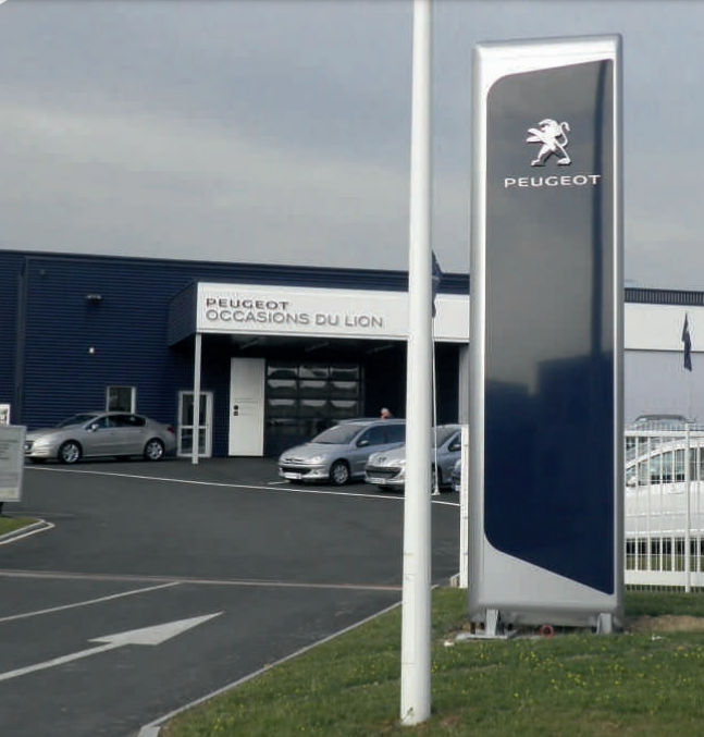 Fassadenverkleidung Aus Lamellen PEUGEOT STORES Arconic