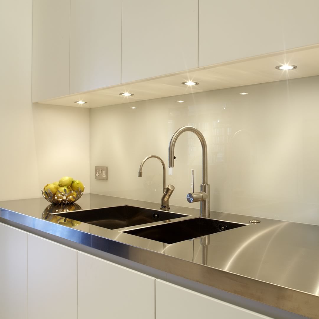 Moderne küche aus edelstahl laminat lackiert wapping