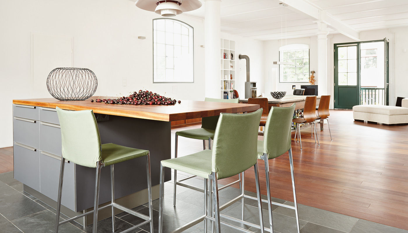 Moderne küche aus edelstahl laminat aus kirschbaum loft hamburg eggersmann küchen gmbh