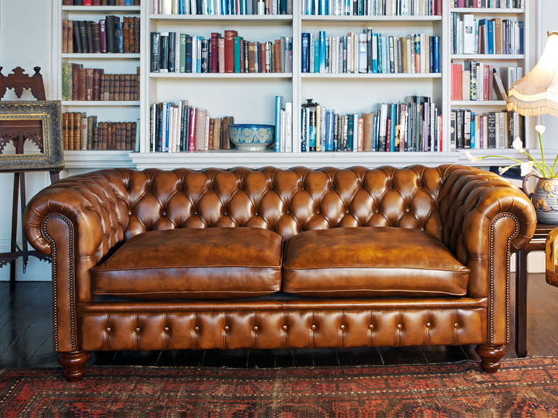 Chesterfield Sofa, Wandverkleidung und Boden aus Holz