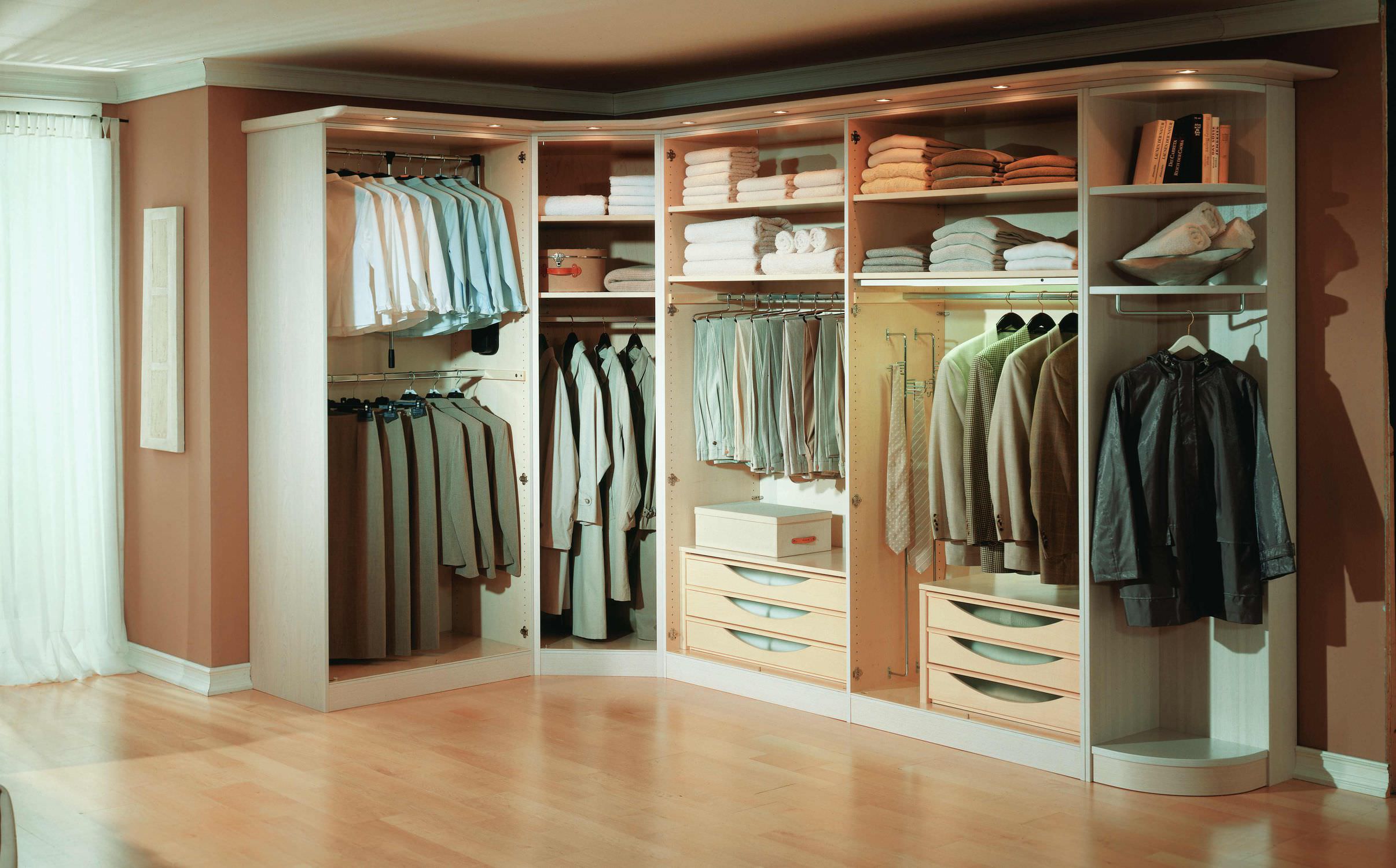 Begehbarer kleiderschrank / eck / holz living wackenhut möbel ...