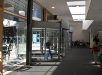 Automatische Dreht&uuml;r f&uuml;r Gesch&auml;ftsgeb&auml;ude GUY'S HOSPITAL ENTRANCE Glass Tech Facades 