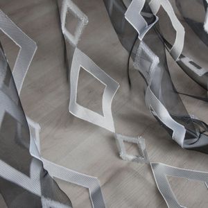 Gardine mit geometrischem Muster / Trevira CS®