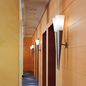 moderne Wandleuchte / Metall / Glas / Holz