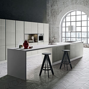 moderne Küche / Holzfurnier / aus Eiche / lackiertes Holz