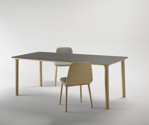 moderner Tisch / aus Eiche / aus Nussbaum / lackiertes Holz