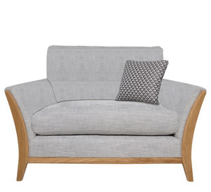 moderner Sessel / aus Eiche / Stoff / Kissen
