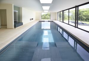 erdverlegtes Schwimmbecken / aus Kalkstein / Innenraum
