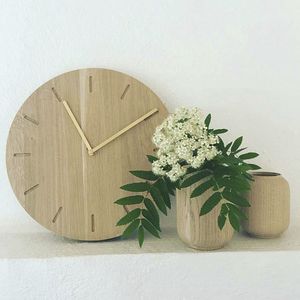 moderne Uhren / Analog / wandmontiert / aus Eiche