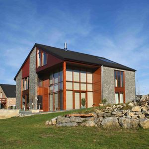 Fertigbauhaus / aus Massivholz-Block / modern / aus Holz