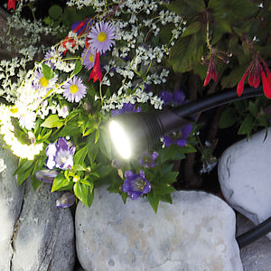 Garten-Leuchtpoller / modern / aus Aluminium / mit Diffusor aus Hartglas