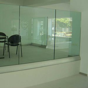 Glasgeländer / Aluminium / Glasplatten / Innenraum