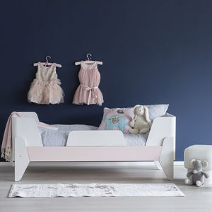 einfaches Bett / modern / Kopfteil / für Kinder
