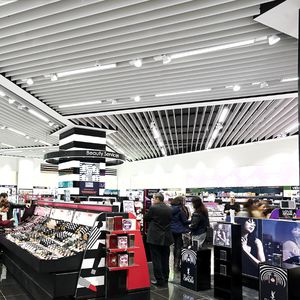 Abgehängte Decke / Metall / Lamellen / Dekor