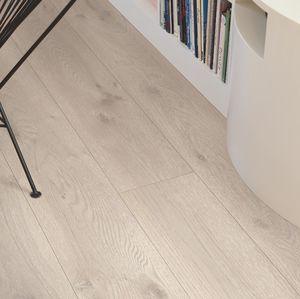 Laminatboden aus Eiche / schwimmende Klick-Verbindung / Holzoptik / Objektmöbel