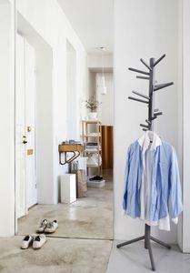 bodenstehender Garderobenständer / modern / Stahl / aus Birke