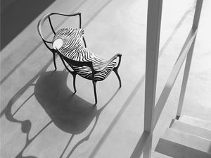 Bank / organisches Design / aus Nussbaum / mit Rückenlehne