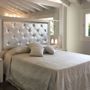 Doppelbett / modern / gepolstertes Kopfteil / Leder