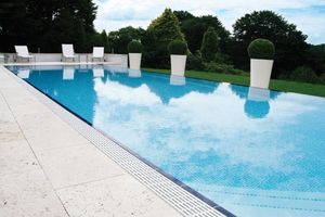 erdverlegtes Schwimmbecken / Stahl / Platten / Schwimmteich Überlauf