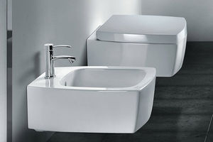 Hängend-Toilette / Keramik / mit eingebauter Spülung
