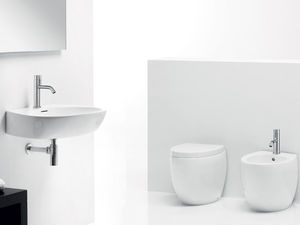 freistehende Toilette / Keramik / mit eingebauter Spülung