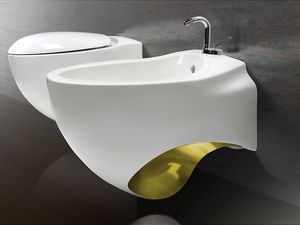 Hängend-Toilette / Keramik / mit eingebauter Spülung