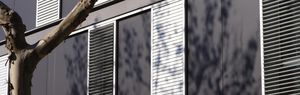 Schiebe-Fensterläden / Aluminium / für Fassaden / mit Jalousie