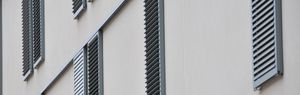 Fensterläden zum Schieben / Aluminium / für Fassaden / mit Jalousie