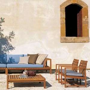 moderner Couchtisch / aus Teakholz / quadratisch / Innenraum