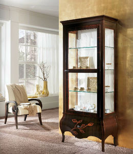 klassische Vitrine / mit Fußgestell / Glas / lackiertes Holz