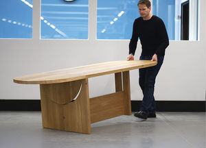 moderner Tisch / Massivholz / oval / Gewerbe