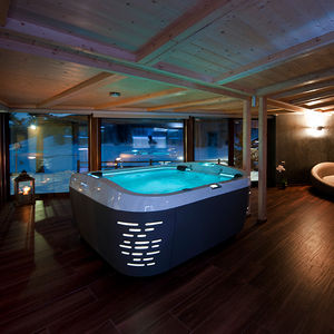 Hot-Tub / zum Aufstellen / quadratisch / 6 Plätze / 5 Plätze