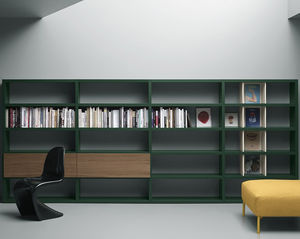 moderne Bibliothek / lackiertes Holz