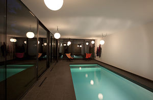 erdverlegtes Schwimmbecken / Beton / Außenbereich / Innenraum