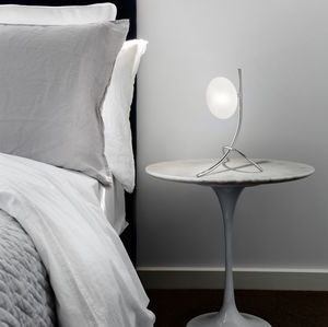 Tischlampe / modern / verchromtes Metall / Glas