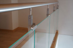 Glasgeländer / Platten / Innenraum / für Treppen