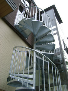 Spindeltreppe / Metallstruktur / gerade Stufen Metall / ohne Setzstufe