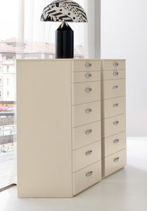 moderner Chiffonnier / lackiertes Holz / beige