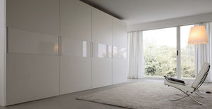moderner Kleiderschrank / hochglanzlackiertes Holz / Schiebetüren