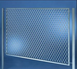 industrieller Zaun / Maschendraht / aus Metall