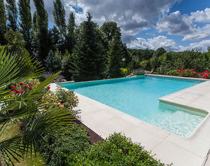 erdverlegtes Schwimmbecken / aus Beton / Schalung Polymer / Schwimmteich Überlauf