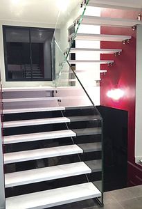 Halbgewendelte-Treppe / Glasstruktur / Holzstufen / ohne Setzstufe