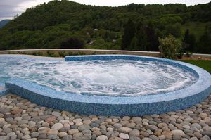 erdverlegtes Schwimmbecken / Beton / für Wellnesscenter / Wellen