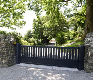 einflügelige Tore / zum Schieben / Aluminium / Lamellen
