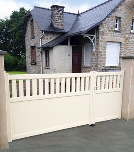 einflügelige Tore / Schiebe / Aluminium / Lamellen