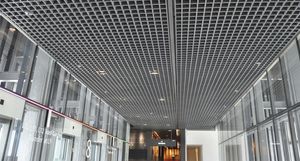 Abgehängte Decke / Aluminium / in Plattenform / Akustik / vergittert