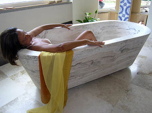 freistehende Badewanne / oval / aus Travertin